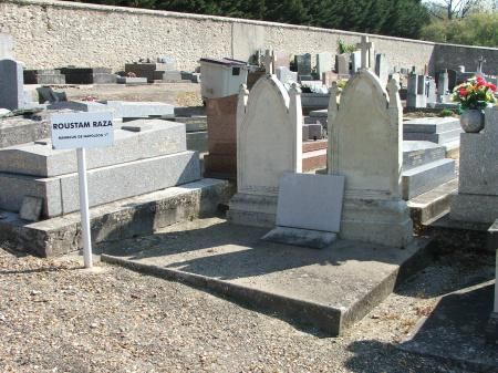 Tombe de Roustam Raza et de sa femme au cimetière de Dourdan